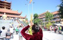 Người Sài Gòn “đội nắng” đi lễ chùa mùng 2 Tết