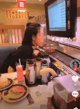 Cô gái Việt bị chỉ trích vì liếm sushi băng chuyền ở Nhật Bản