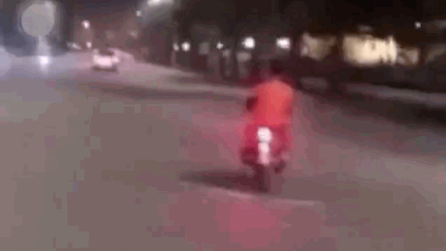 Video: Hai thanh niên đánh võng tóe lửa trên đường 
