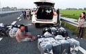Bắt giữ nhóm người vận chuyển 14.000 gói thuốc lá lậu