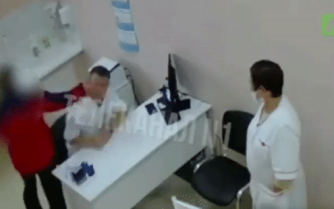 Người đàn ông lao vào đánh bác sĩ vì lời phàn nàn của vợ