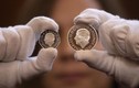 Vì sao đồng tiền mới in hình Vua Charles III không đội vương miện? 
