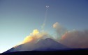 Vì sao trên miệng núi lửa xuất hiện vòng khói tròn huyền ảo? 