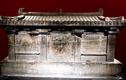 Mở mộ cổ, chuyên gia “xanh mặt” thấy 4 chữ khắc trên nắp quan tài 
