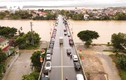 Vùng trũng Quảng Bình ứng phó mưa lớn, đưa xe lên cầu để tránh lũ