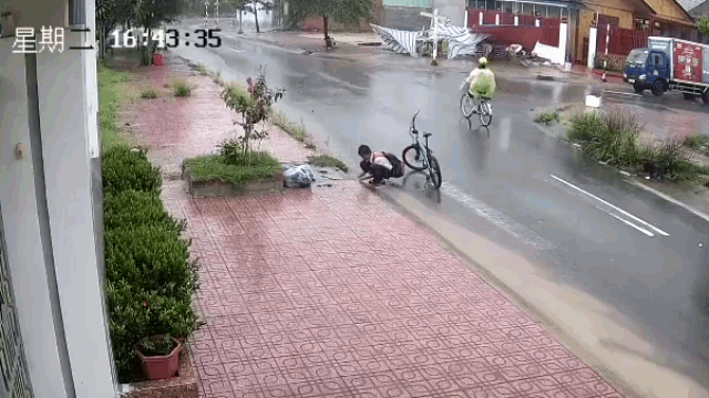 Video: Cậu bé dắt xe trong mưa và hành động dậy sóng mạng xã hội