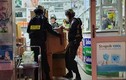 Cảnh sát trang bị súng khám xét nhiều nhà thuốc tây ở Đồng Nai