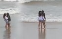 Xôn xao cặp đôi tình tứ tại biển Đà Nẵng sau trận lũ
