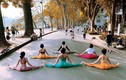 Nhóm phụ nữ ngồi giữa đường tập yoga gây tranh cãi