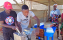 Team Quang Linh Vlogs "làm loạn" chợ châu Phi với máy xay nước mía
