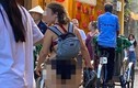 Nữ du khách mặc bikini trong phố cổ Hội An gây bức xúc