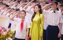 Netizen đua nhau truy tìm cô giáo gây đốn tim trong lễ khai giảng 