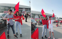 Nữ CĐV Việt Nam được nhiều người xin chụp ảnh cùng ở sân Mỹ Đình