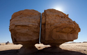Khối đá cắt đôi hoàn hảo giữa sa mạc: Bí ẩn ngàn năm không giải