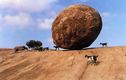 Lạ lùng “đá của Chúa trời” 250 tấn thăng bằng vĩnh cửu trên sườn đồi 
