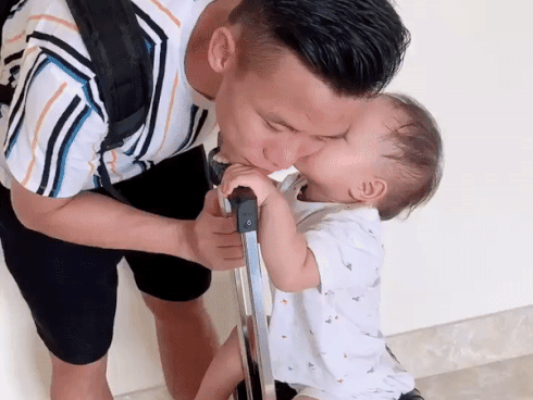 Lịm tim khoảnh khắc con gái 1 tuổi hôn tạm biệt khi Quế Ngọc Hải