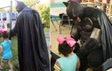 Bé gái 3 tuổi được mẹ cử hẳn “Người Dơi” đưa đi học