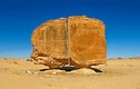 Vết cắt bí ẩn chia đôi khối đá vạn năm tuổi ở Arab Saudi