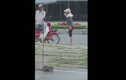 Bị vợ đạp đổ xe máy rồi đánh chửi giữa đường, chồng hành xử bất ngờ