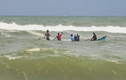 Vượt sóng cao 3m, ngư dân "đánh đổi mạng sống" kiếm 500.000 đồng