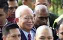 Bị cáo buộc các tội danh nghiêm trọng, cựu thủ tướng Malaysia mỉm cười trước tòa