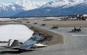 F-22 của Mỹ trình diễn "voi đi bộ" ngay sát nách Nga