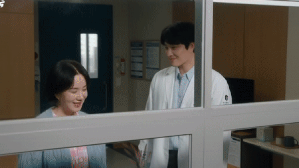 'Bác sĩ Cha' tập 15: Jung Sook bỏ việc vì bệnh nặng, 'nhức đầu' khi cả chồng lẫn trai trẻ đòi hiến gan