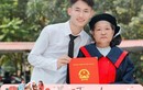 Nam sinh ở Hà Giang tự tay mặc áo tốt nghiệp cho bố mẹ: "Ngày con trưởng thành là ngày cả nhà hạnh phúc"