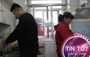 “Từ nay con sẽ là con trai của cô chú”, câu nói tưởng đùa mà người đàn ông đã kiên trì suốt 12 năm