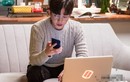 Qua camera thấy bố cặm cụi nấu ăn, còn vợ tôi đang nằm ngủ, lúc tua lại video tôi sợ tái mặt