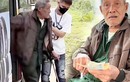 Cụ ông tập tễnh đi khám bệnh và cử chỉ đẹp của anh phụ xe, một chút lòng thành cũng đủ khiến mọi người xúc động