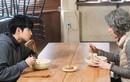 Thấy con rể sang, mẹ vợ liền bê mâm cơm vào cất, tôi hóa đá khi mở lồng bàn ra