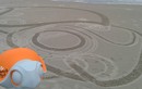 Robot hình rùa biết vẽ rùa trên cát