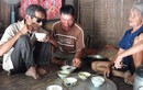 Thân già mù “không được ốm” để nuôi hai người bệnh