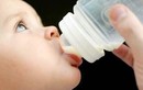 Trẻ có thể bị hại thận do bú sữa pha nước rau