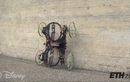 Sửng sốt xem Robot có khả năng leo tường siêu đẳng