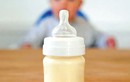 Có được pha thêm đường vào sữa cho trẻ?