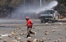 Hình ảnh biểu tình dữ dội chống chính phủ ở Zimbabwe