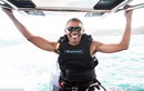 Xem cựu Tổng thống Barack Obama lướt ván trên biển