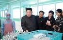 Ông Kim Jong-un đưa vợ đi thăm nhà máy mỹ phẩm