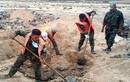 Kinh hoàng những hố chôn tập thể nạn nhân IS tại Raqqa