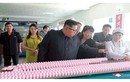 Lãnh đạo Kim Jong-un thăm nhà máy mỹ phẩm sát biên giới Trung Quốc