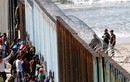 Cận cảnh đoàn người di cư đầu tiên “chạm mốc” biên giới Mỹ-Mexico