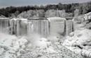 Ngoạn mục cảnh thác nước đóng băng ở Mỹ-Canada