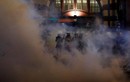 Hong Kong chìm trong khói lửa, bạo lực vì biểu tình