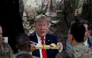 Đến Afghanistan, Tổng thống Trump đích thân phục vụ đồ ăn cho lính Mỹ