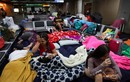 Cảnh hành khách ăn, ngủ tại sân bay vì mắc kẹt giữa phong tỏa