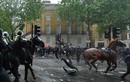 Nữ cảnh sát bị ngã ngựa, chấn thương nặng khi đối phó biểu tình