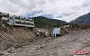 Cảnh nhà đổ, cầu sập vì mưa lũ nghiêm trọng ở Trung Quốc
