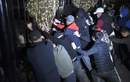 Kyrgyzstan: Người biểu tình lao vào tù phóng thích cựu tổng thống
